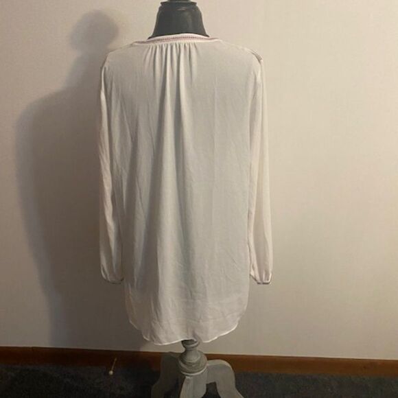 NYDJ White V-neck embroidered blouse, size L - Picture 3 of 4
